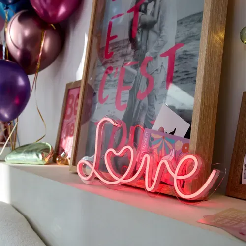 Néon mural LED USB L. 42 cm LOVE Rouge vue d'ambiance 1