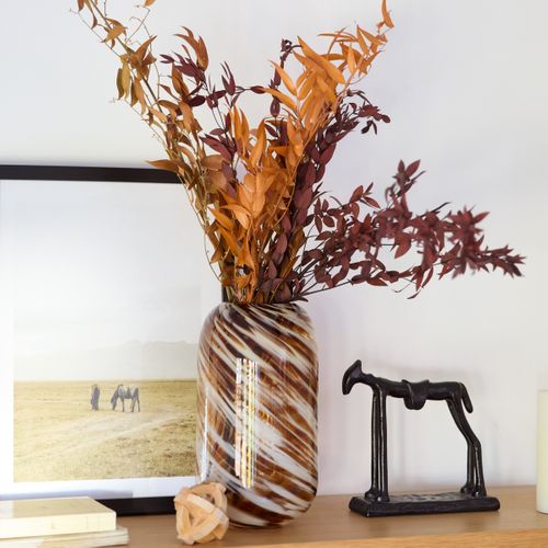 Vase imprimé torsadé H. 26 cm ARVO Marron et blanc vue d'ambiance 1