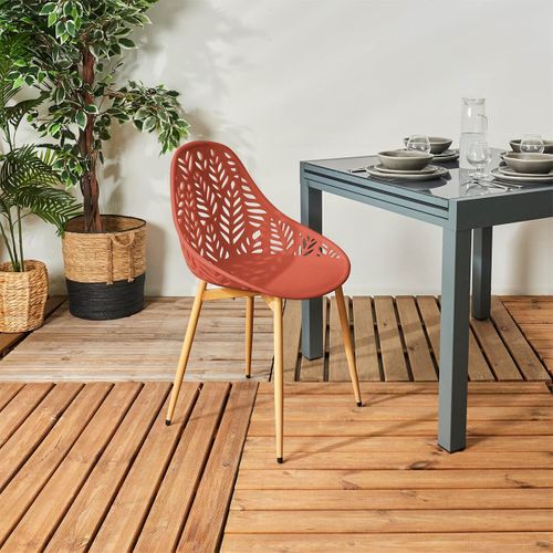 Lot De 4 Chaises De Jardin Design - Coque Plastique Ajourée Terracotta, Pieds Métal Imitation Bois - Dimensions 83,4 Cm