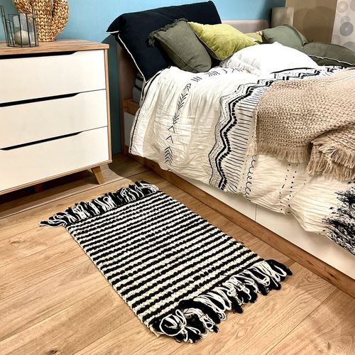 Tapis 60 X 80 Cm Texturé Noir Et Blanc Avec Franges Bicolores – Soho