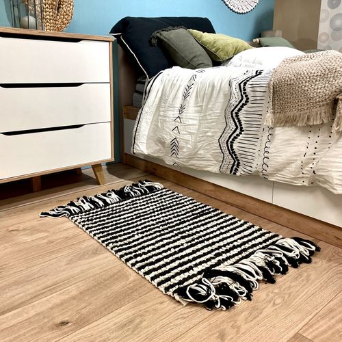 Tapis 60 X 80 Cm Texturé Noir Et Blanc Avec Franges Bicolores – Soho