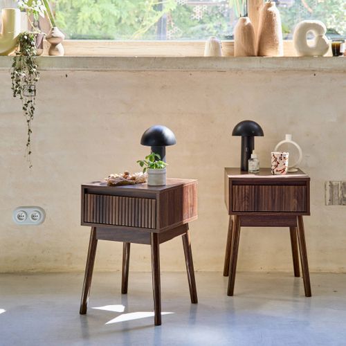 Lot De 2 Tables De Chevet Avec Un Tiroir. Panneaux Stratifiés Couleur Noyer. Pied En Bois De Sapin.