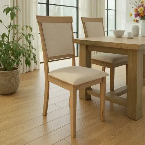 Chaise hévéa massif/  tissu COSTAL Imitation chêne clair vieilli vue d'ambiance 1