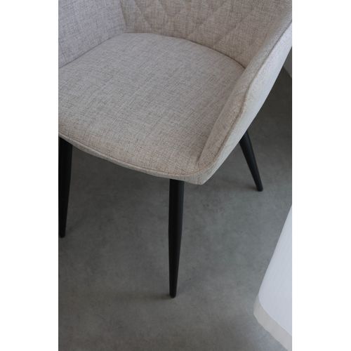 Chaise Contemporaine En Tissu Beige Avec Dossier Matelassé Et Pieds En Métal Noir – Confort Et Desi