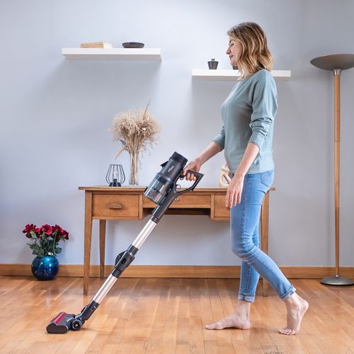 Aspirateur balai EZICLEAN FR15A vue d'ambiance 1