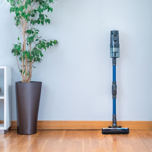 Aspirateur balai sans fil EZICLEAN CYCLOBOOST FR8 WASH vue d'ambiance 1