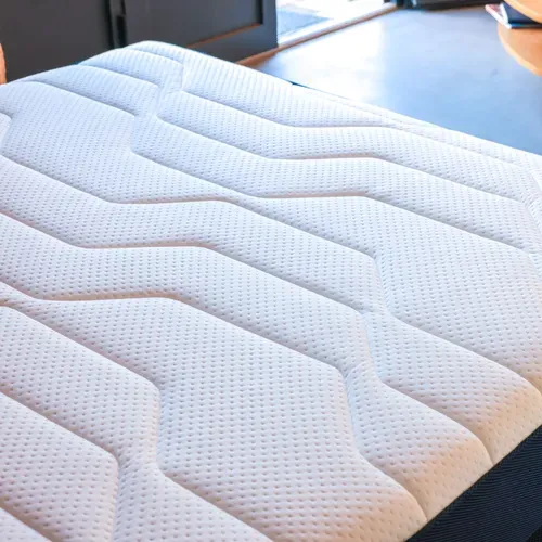 Matelas mousse 140x190 cm avec 3 cm de latex FLOW 400 ép. 25 cm vue détaillée