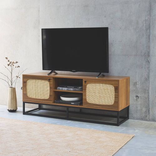 Meuble TV En Décor Bois Et Cannage Arrondi 140cm. Piètement Et Poignées En Métal Noir