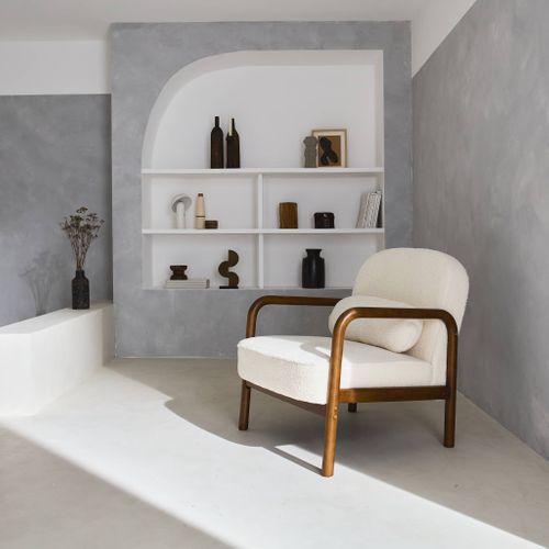 Fauteuil Scandinave Bois D'hévéa Finition Noyer Clair Et Dossier Arrondi En Bouclette Blanche