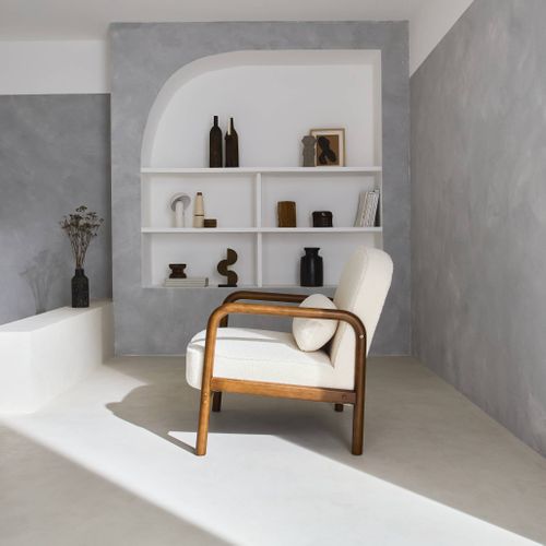 Fauteuil Scandinave Bois D'hévéa Finition Noyer Clair Et Dossier Arrondi En Bouclette Blanche