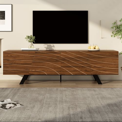 Meuble TV moderne 160 cm, façade ondulée effet noyer et pieds métal noirs, rangement et passe-câbles