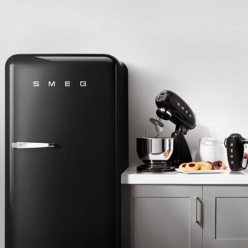 Réfrigérateur 1 porte SMEG FAB28RBL6 270L Noir vue d'ambiance 1
