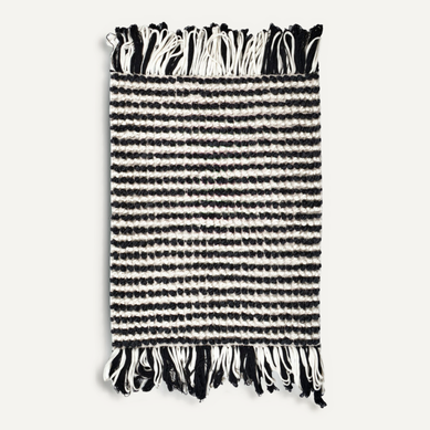 Tapis 60 X 80 Cm Texturé Noir Et Blanc Avec Franges Bicolores – Soho Tapis 60 X 80 Cm Texturé Noir Et Blanc Avec Franges Bicolores – Soho