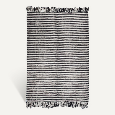 Tapis 140 X 200 Cm Texturé Noir Et Blanc Avec Franges Bicolores – Soho Tapis 140 X 200 Cm Texturé Noir Et Blanc Avec Franges Bicolores – Soho