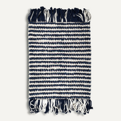 Tapis 60 X 80 Cm Texturé Bleu Marine Et Blanc Avec Franges – Soho Tapis 60 X 80 Cm Texturé Bleu Marine Et Blanc Avec Franges – Soho