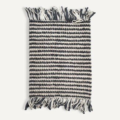 Tapis 60 X 80 Cm En Texturé Gris Foncé Et Blanc Avec Franges – Soho Tapis 60 X 80 Cm En Texturé Gris Foncé Et Blanc Avec Franges – Soho
