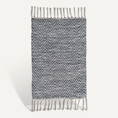 Tapis 40 X 60 Cm En Coton Brodé De Motifs Chevrons Gris Clair – Glow Tapis 40 X 60 Cm En Coton Brodé De Motifs Chevrons Gris Clair – Glow