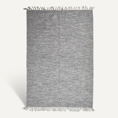 Tapis 140 X 200 Cm En Coton Brodé De Motifs Chevrons Gris Clair – Glow Tapis 140 X 200 Cm En Coton Brodé De Motifs Chevrons Gris Clair – Glow